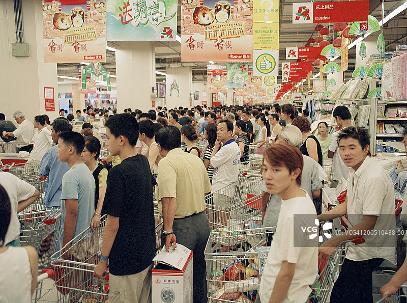 中国上海，人们在大型超市排队图片素材
