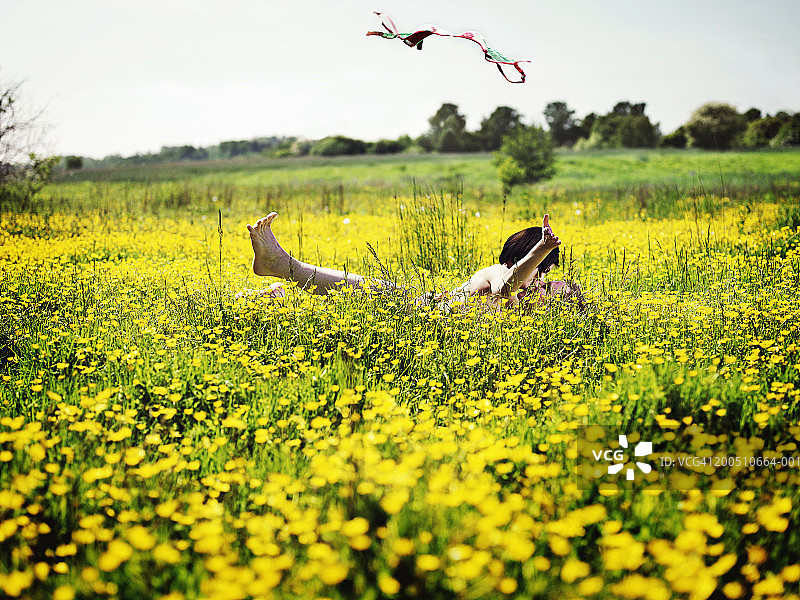 在鲜花草地上拥抱的年轻夫妇图片素材