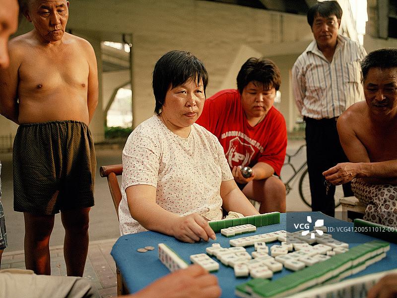 中国上海街头打麻将的女人图片素材
