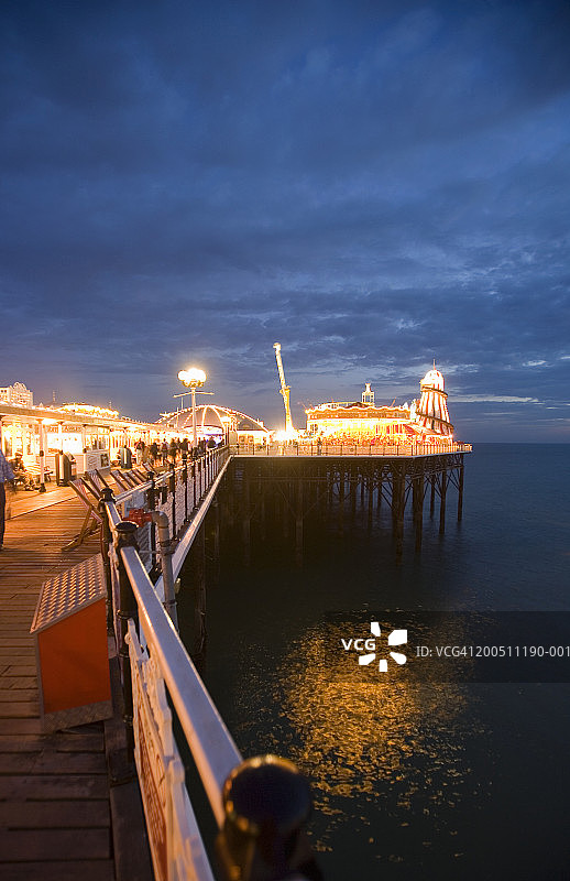 英国东萨塞克斯布莱顿码头黄昏景色图片素材