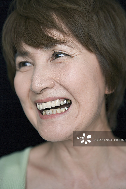 中年妇女笑着，特写，肖像图片素材