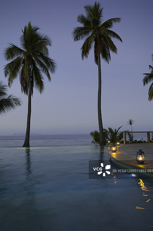 斐济马马努卡群岛玛娜岛黄昏时分的无边泳池图片素材