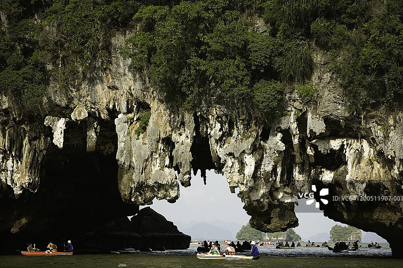 泰国攀牙湾乘船游览的游客图片素材
