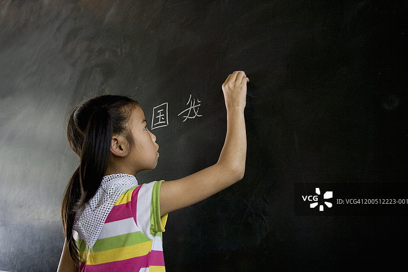 中国广西：课堂上在黑板上写字的女孩图片素材