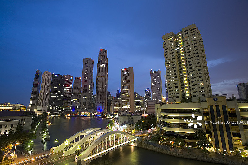 新加坡城市黄昏时的埃尔金桥和天际线图片素材