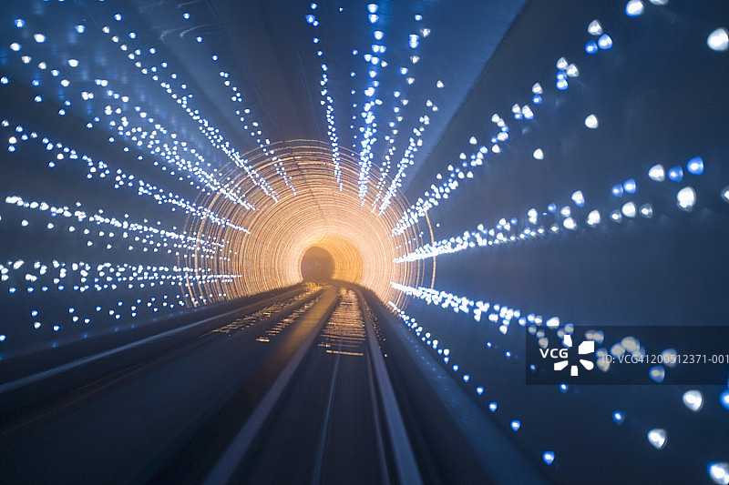 中国香港：流光溢彩的 Bund 观光隧道铁路轨道图片素材