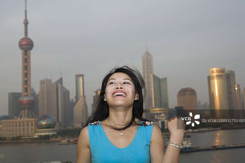 中国，上海，浦东，天际线，年轻女子，微笑，黄昏图片素材