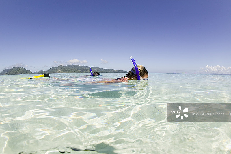 斐济贝卡岛，年轻男女浮潜侧面照图片素材