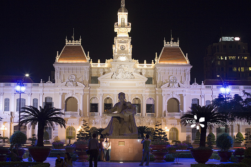 越南胡志明市市政厅及雕像夜景图片素材