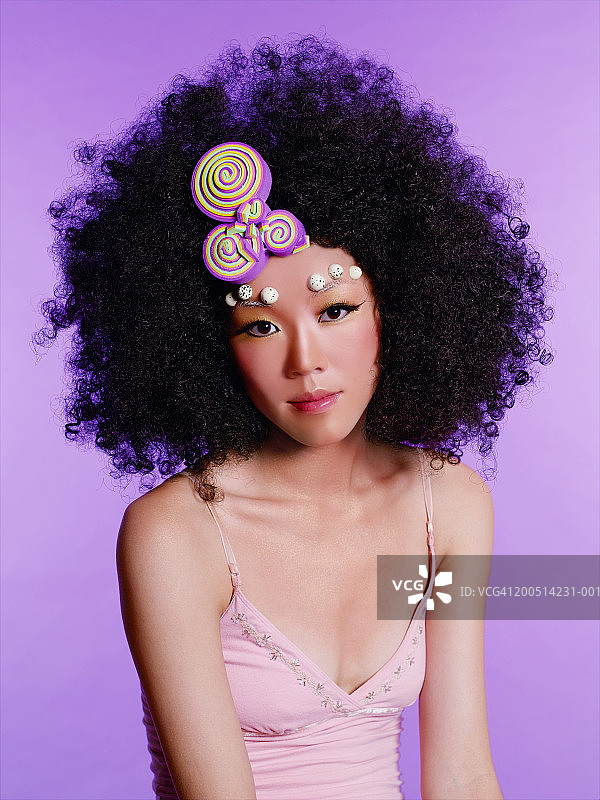 戴着头饰的年轻女人，特写肖像图片素材