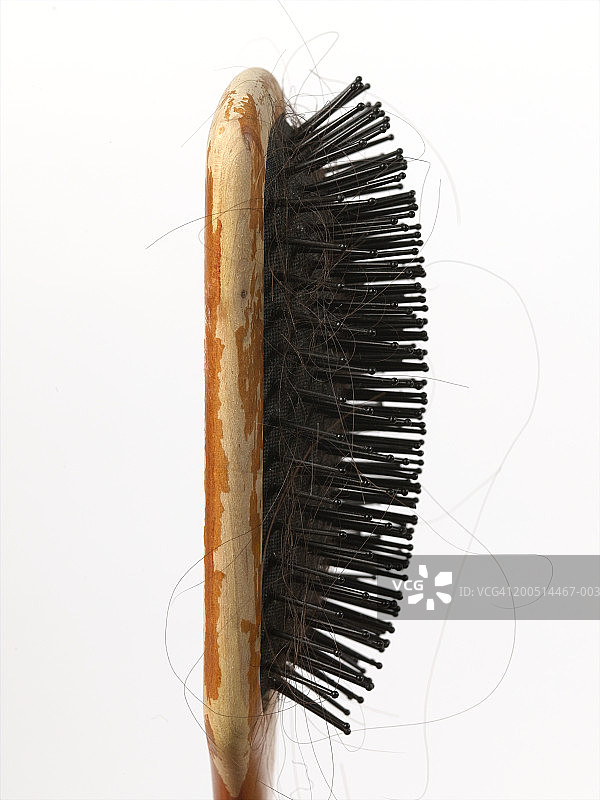 缠绕着头发的老木梳侧视图图片素材