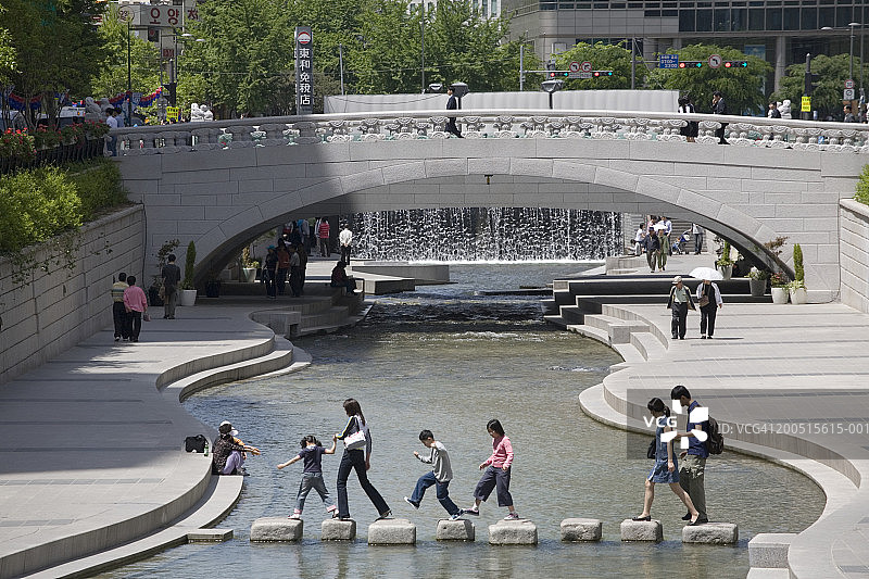 韩国首尔清溪川上的人行步石图片素材