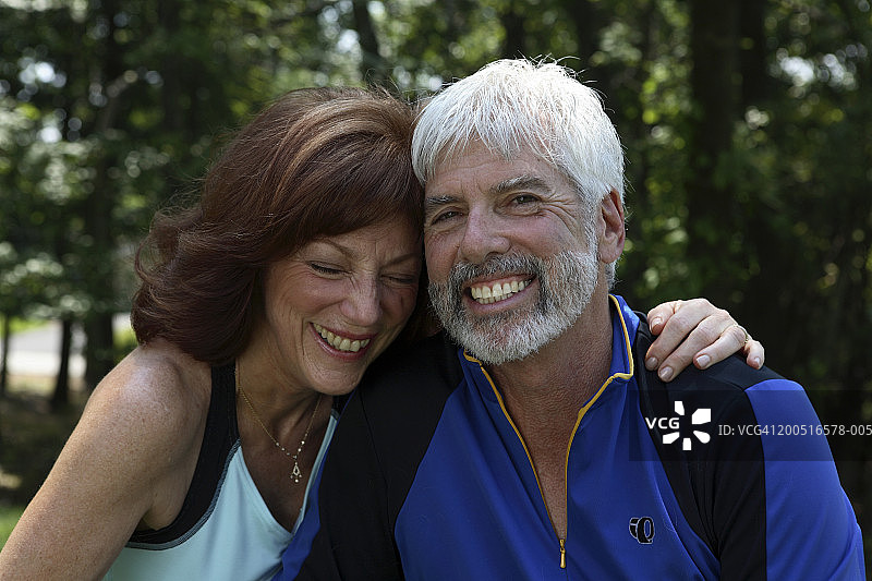 户外拥抱欢笑的年长夫妇肖像图片素材
