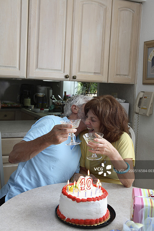年长夫妇在厨房庆祝结婚纪念日图片素材