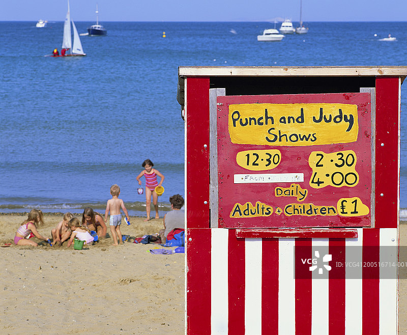 英国多塞特郡斯瓦尼奇海滩的木偶戏图片素材