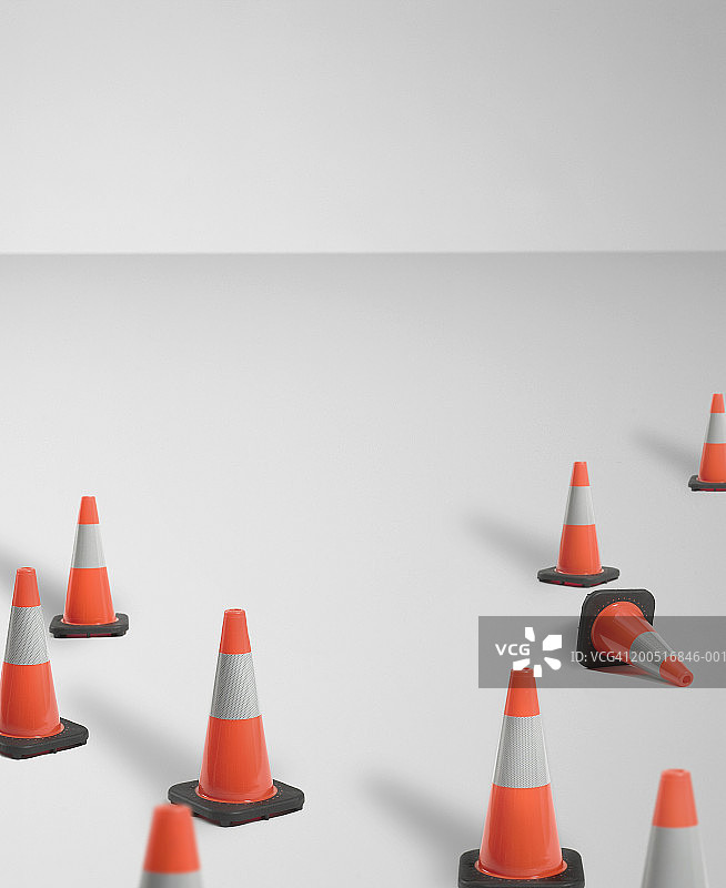 交通安全锥，一个被撞倒（数字合成图）图片素材
