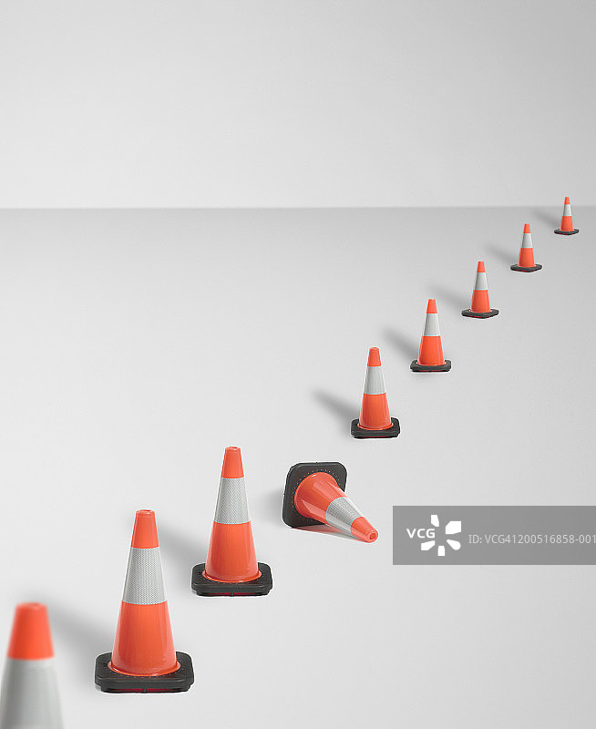 交通安全锥，一个被撞倒（数字合成图）图片素材