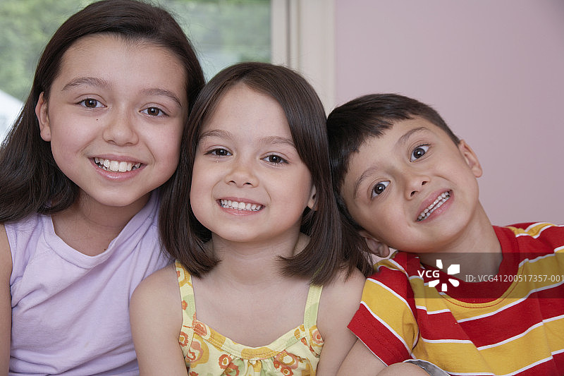 姐妹（5-12岁）与兄弟（5-7岁）的肖像图片素材