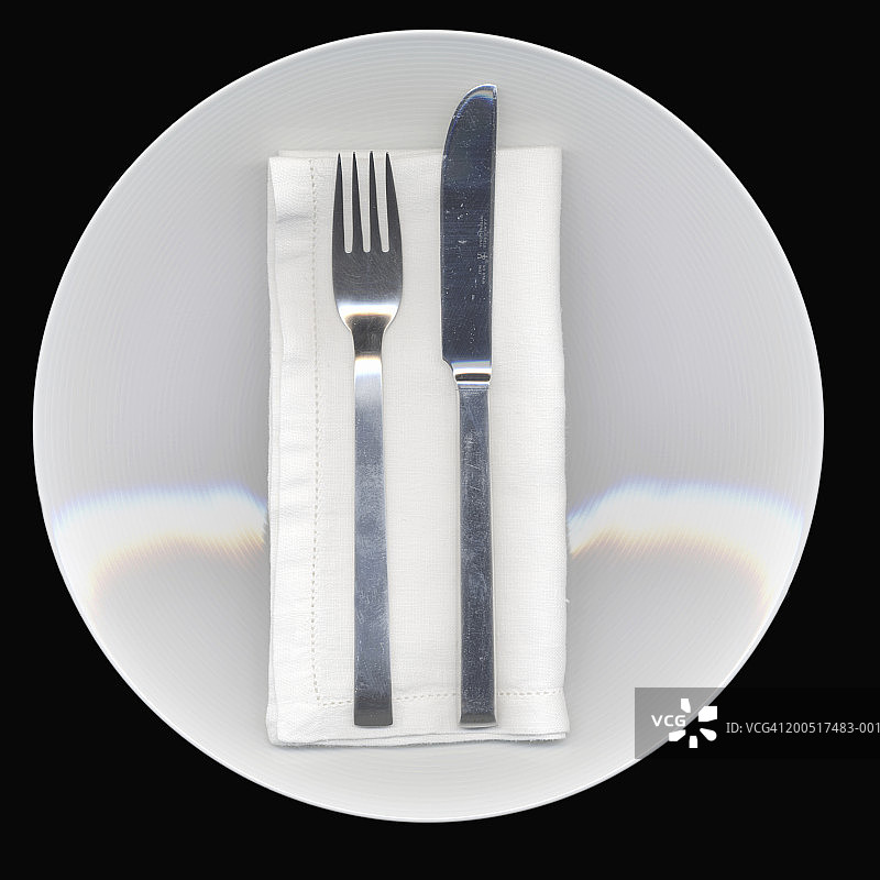 餐桌摆台：餐盘、餐巾与银制餐具图片素材