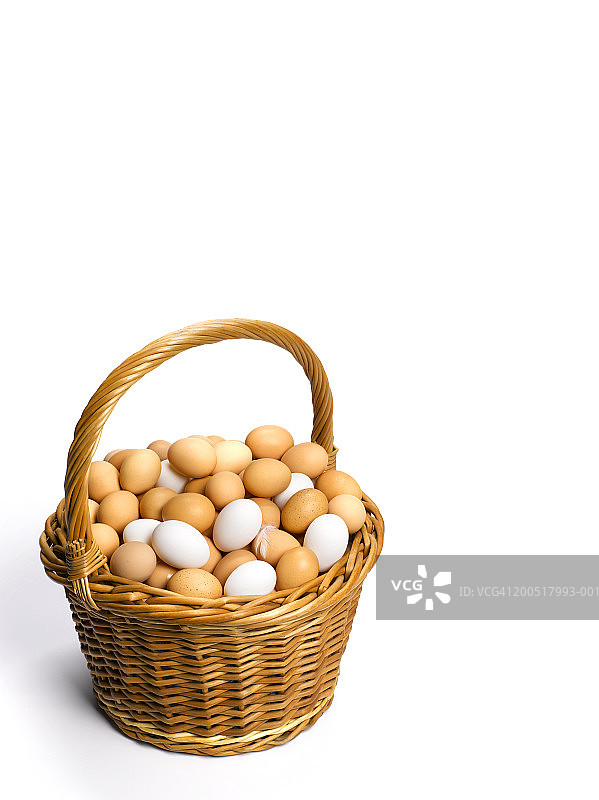 白色背景下的棕白鸡蛋篮图片素材