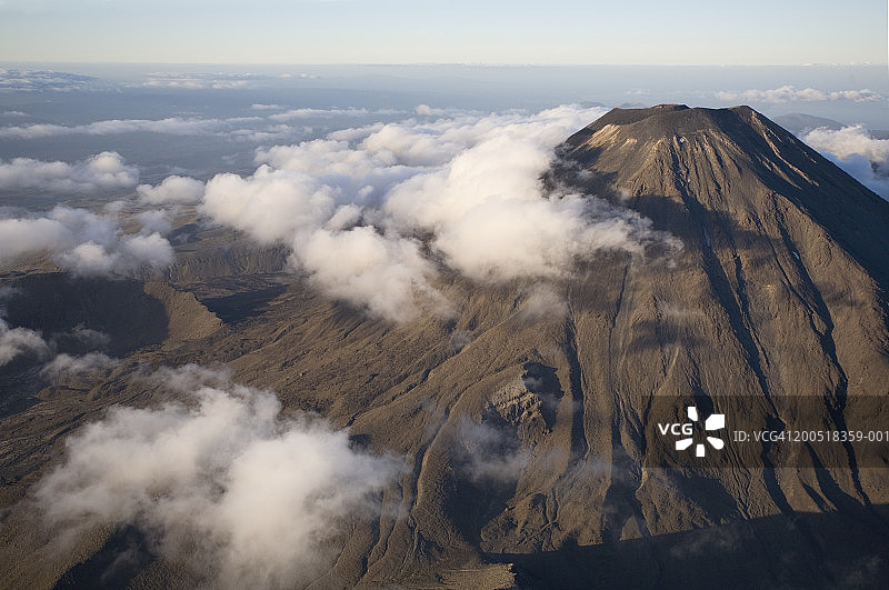 新西兰北岛瑙鲁赫伊火山日落鸟瞰图片素材