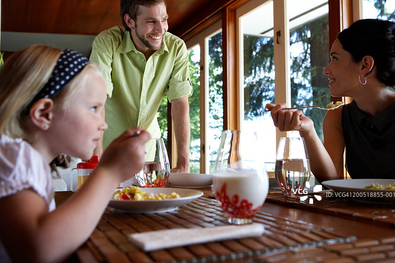 父母和女儿（5-7岁）共进早餐图片素材