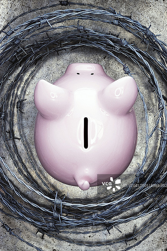 被铁丝网围绕的储蓄罐，俯视图图片素材