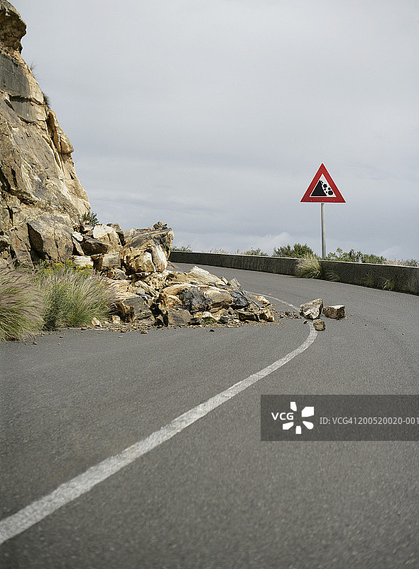 路面落石与警告标志图片素材