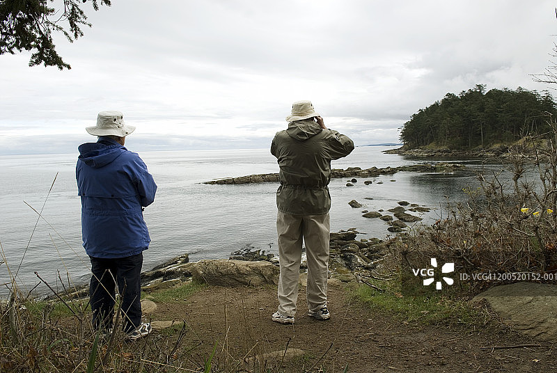 中年夫妇在了望台，后视图图片素材