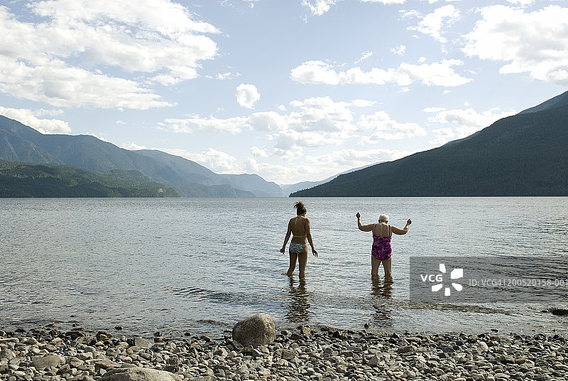 两名女子走向湖边图片素材