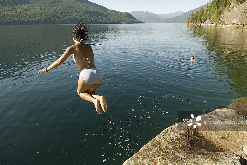 跳入湖中的女人，水中的男人图片素材