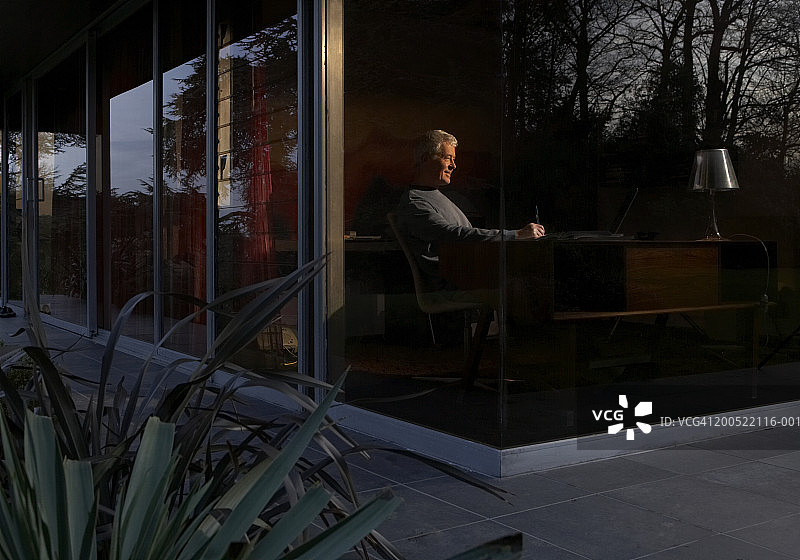 在家办公的男人图片素材