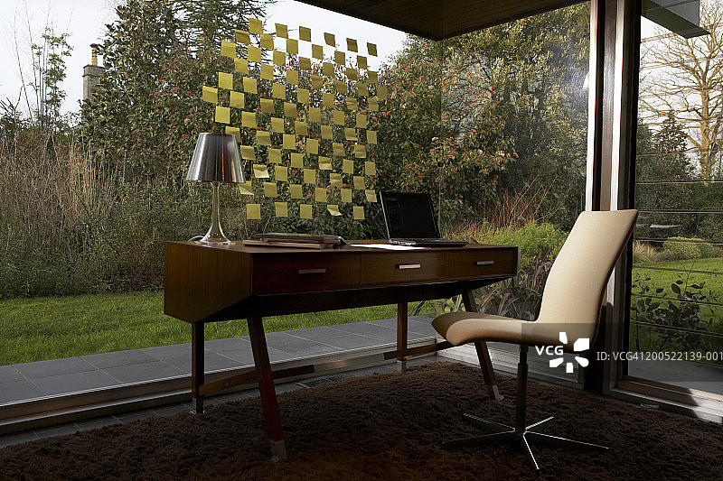 办公桌便签装饰窗户图片素材