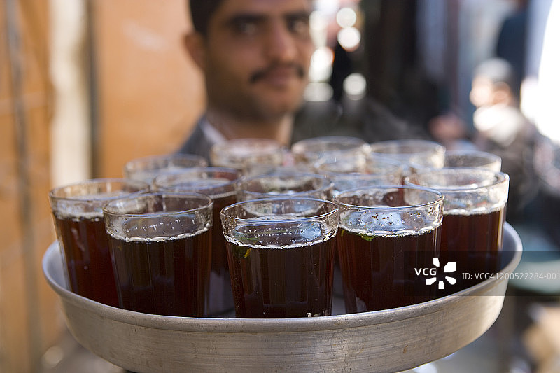 也门：手托茶盘的卖茶人图片素材