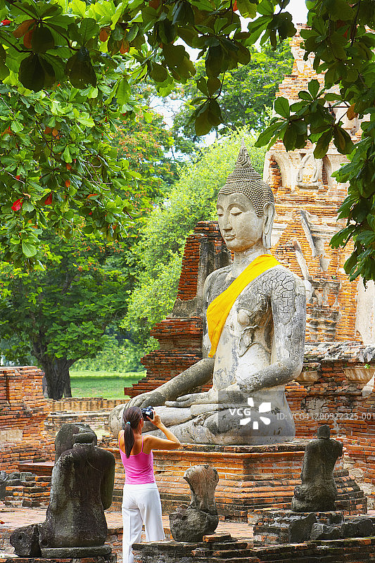 泰国玛哈泰寺，女子拍摄佛像背影图片素材