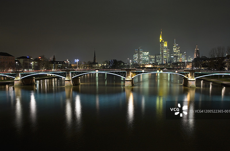 德国法兰克福，伊格纳茨·布比斯桥，美因河夜景图片素材