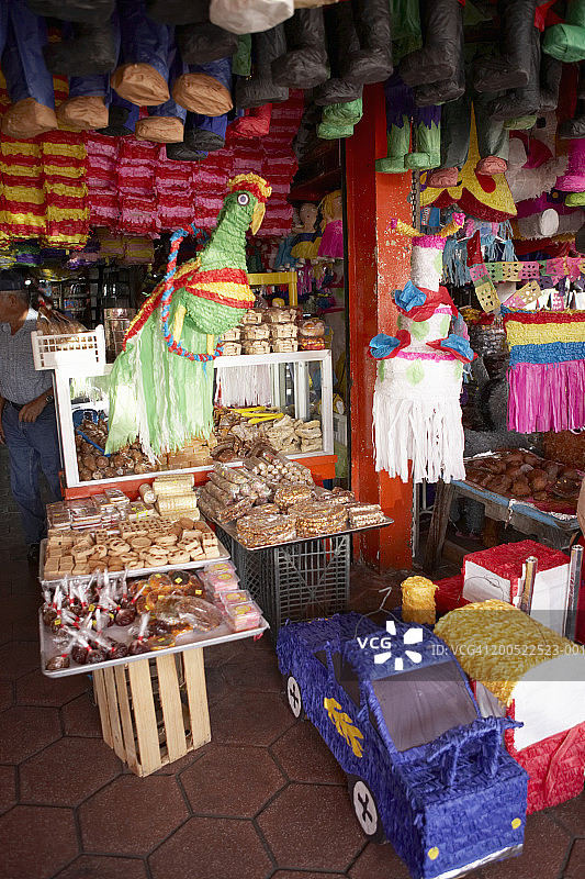 墨西哥下加利福尼亚蒂华纳伊达尔戈市场，皮纳塔的展示图片素材
