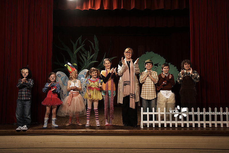 女老师和孩子们在舞台上玩耍，鼓掌图片素材