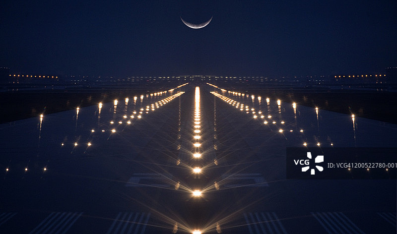 加拿大安大略省多伦多机场：黄昏时分灯火通明的跑道图片素材