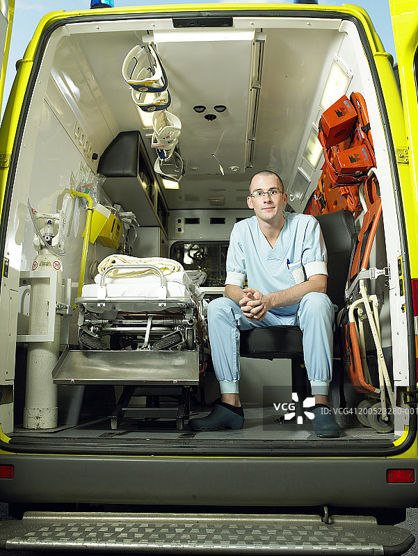 男护士坐在救护车里，肖像图片素材