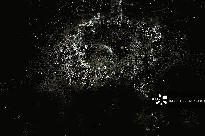黑色背景上的水花图片素材