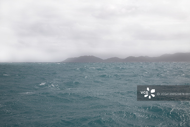 海上风暴，眺望海岸线图片素材
