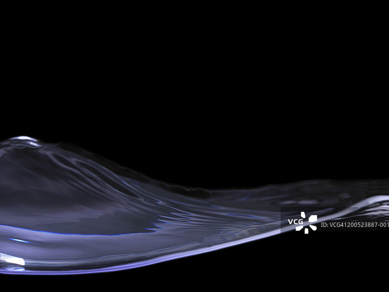 黑色背景下的水波图片素材