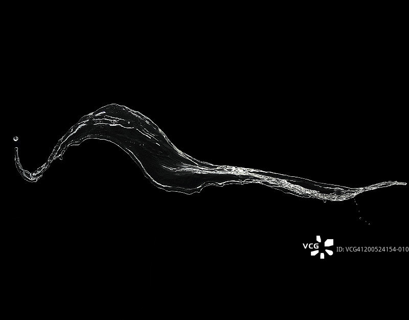 黑色背景上的水花飞溅图片素材