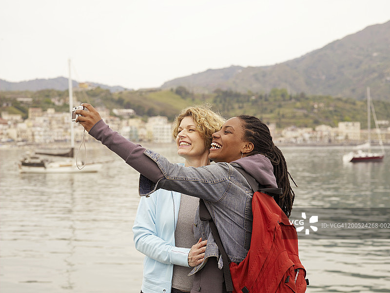 两个女人在水边自拍图片素材