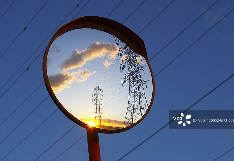 日出时分，倒映在镜子中的输电塔图片素材