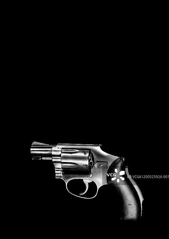 黑色背景上的手枪图片素材
