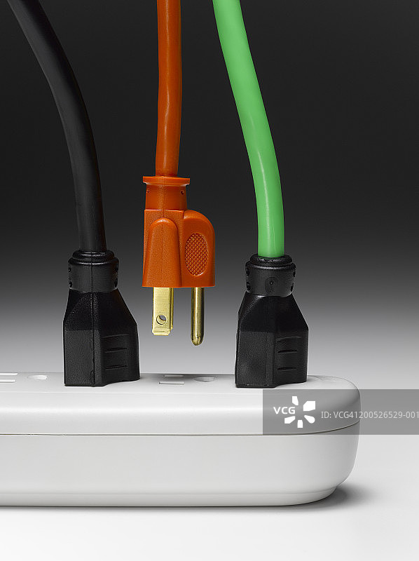 插入延长线插座的延长线，其中一根即将连接图片素材