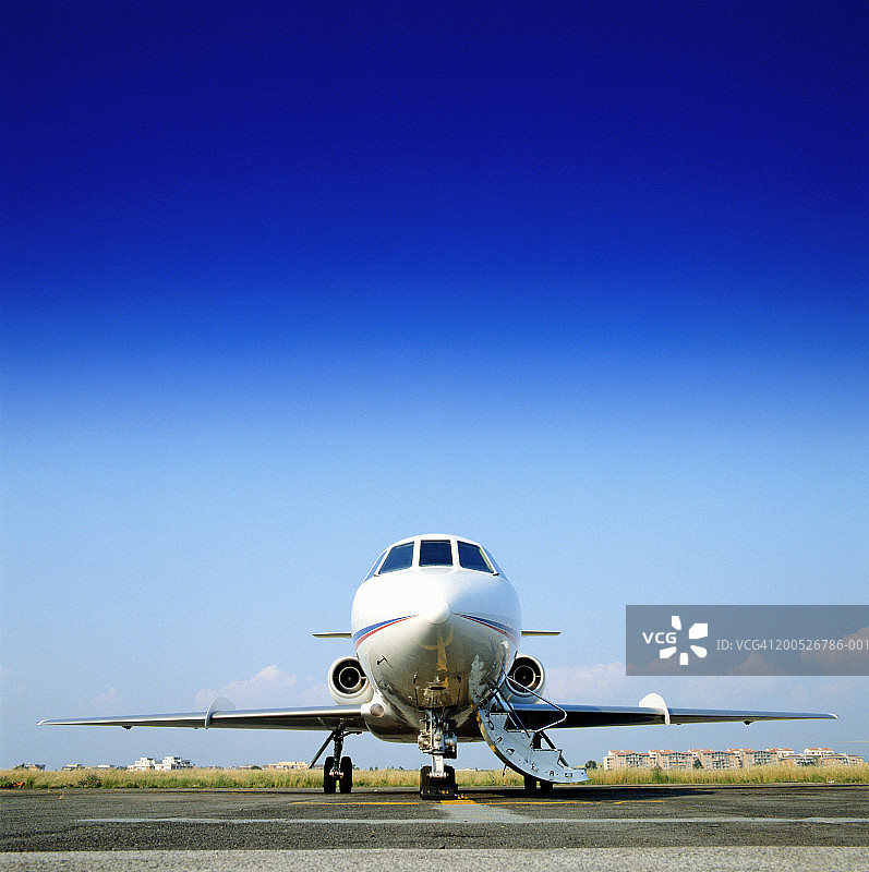 停机坪上的私人喷气式飞机图片素材