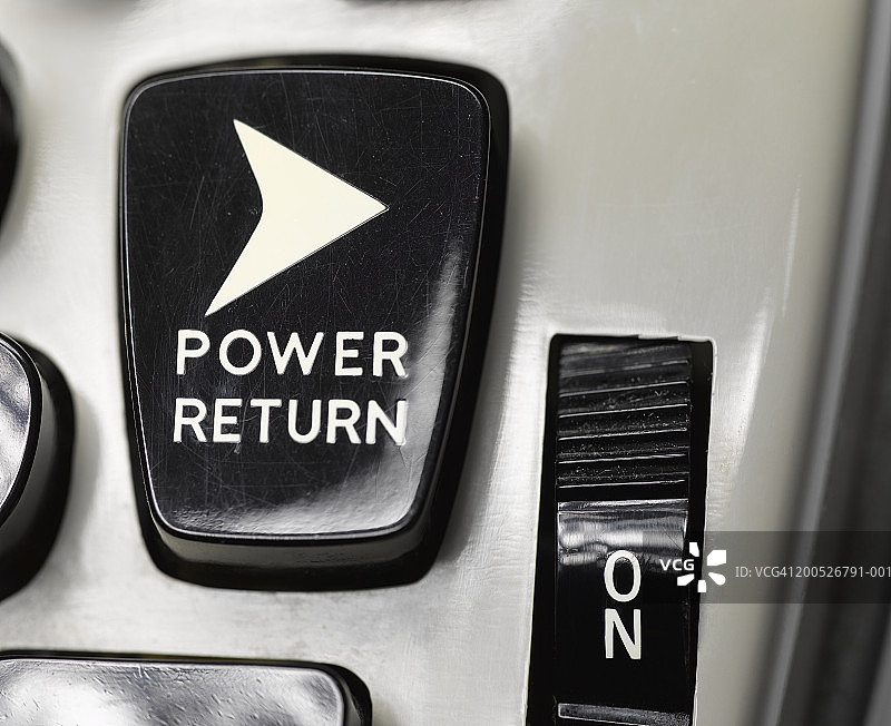 复古打字机上的“Power Return”键特写（全画幅）图片素材